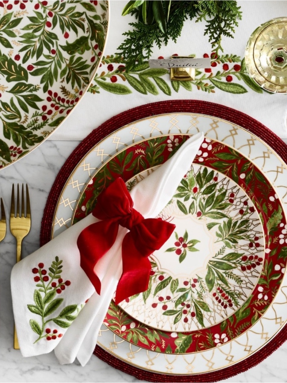 Williams Sonoma Holiday Noel Garland Mistletoe Embroidered Cloth Napkins Set